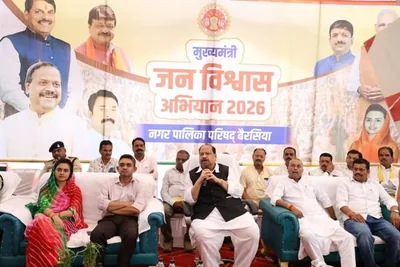 बैरसिया के जनविश्वास शिविर में मंच पर उपस्थित अधिकारी और जनप्रतिनिधि