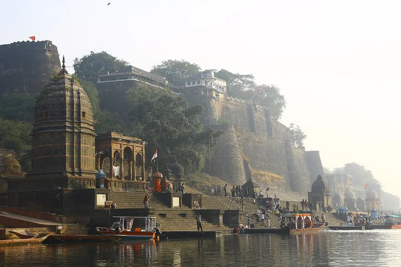 नर्मदा किनारे महेश्वर के घाट और किले का दृश्य