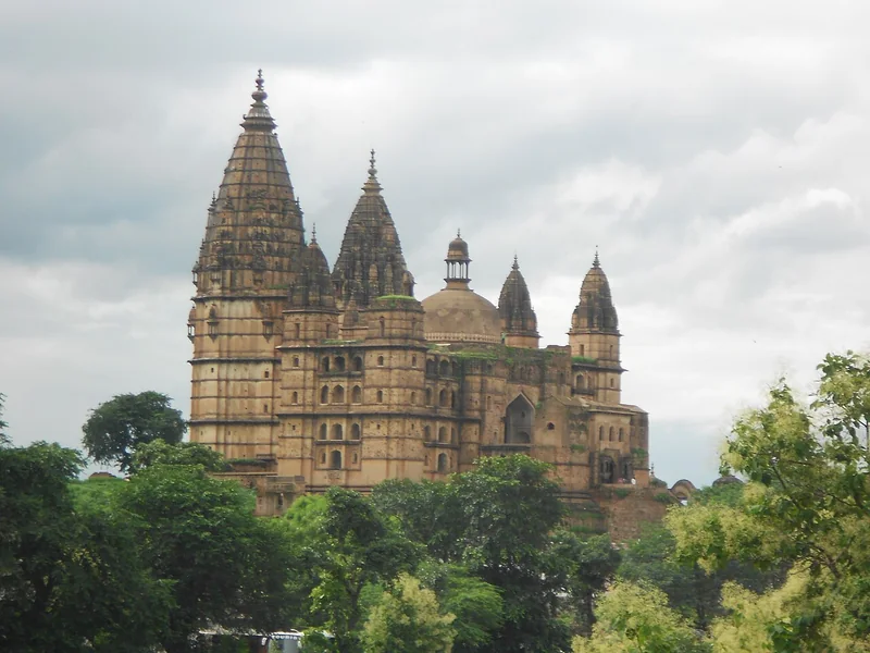 ओरछा का चतुर्भुज मंदिर और आसपास का दृश्य